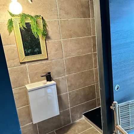 Jungle Apartment *